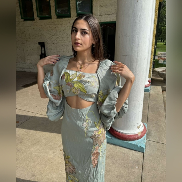 Embroidered dress - Picture 2 of 8